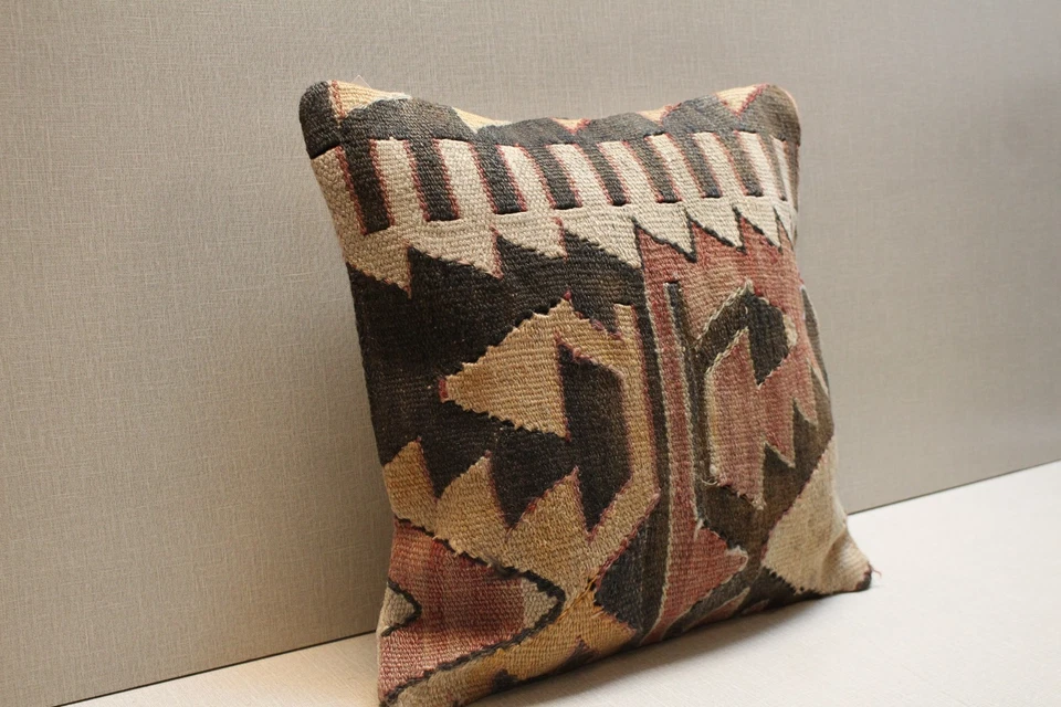 Vintage Turkish Kilim Pillow Cover – Handmade Geometric Rug Cushion, Beige, Brow - Image 4 of 4