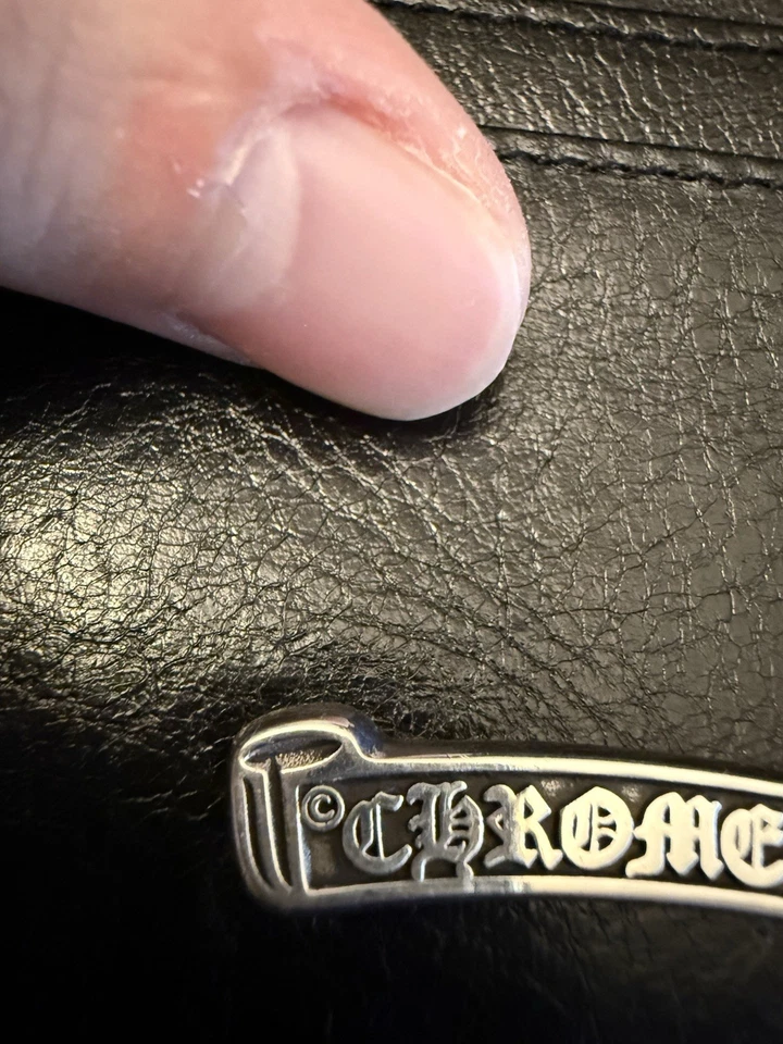 Portatarjetas cruzadas corazones cromados Foto 4 de 4