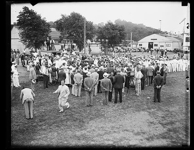 Photo:[Crowd at airfield]