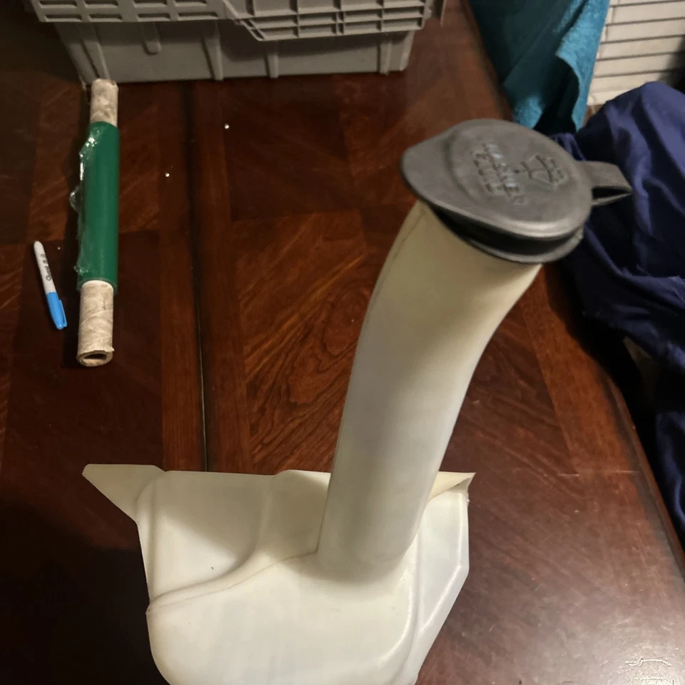 Oldsmobile Aurora, Buick Lesabre 2000-2005 depósito de líquido de lavadora con motor.  Foto 3 de 4