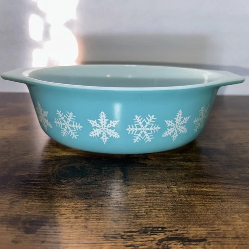 Pyrex Vintage Turquoise Blue Snowflake Oval 1.5 Quart Casserole Dish