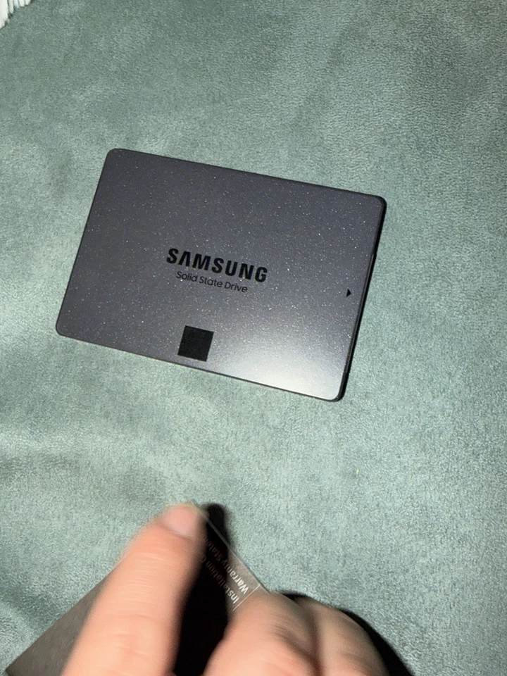 SSD Interno Samsung 870 QVO 8TB 2.5" SATA III (MZ-77Q8T0B) Foto 2 de 4