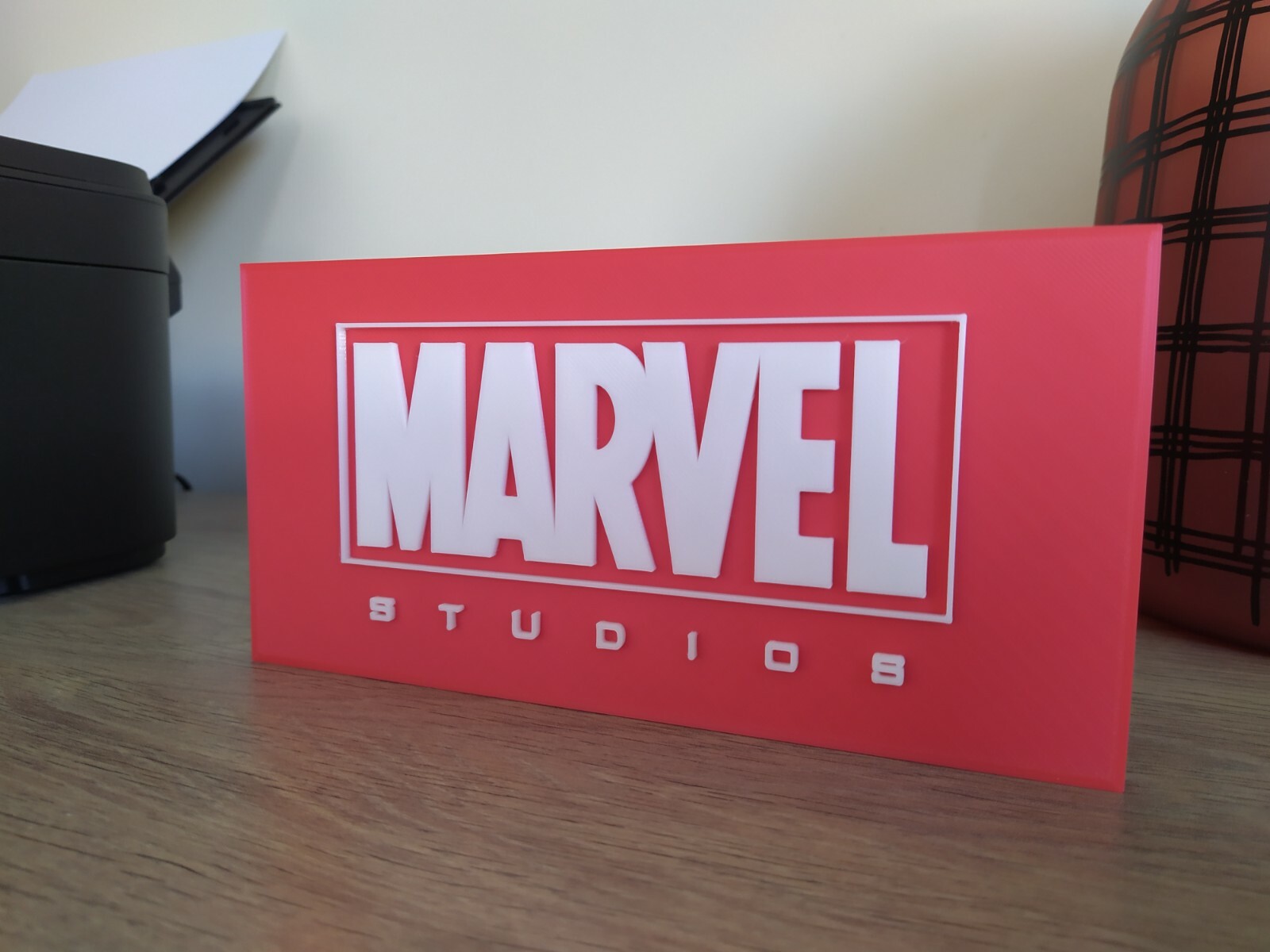 Enseigne Marvel Studios de collection premium effet relief pour décoration intérieure soignée