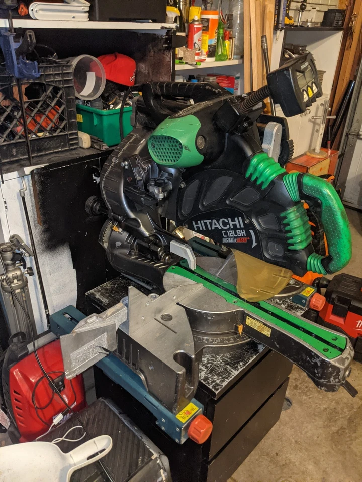 Sierra ingletadora compuesta deslizante Hitachi C12LSH de 12"" con bisel digital y pantalla ingleteadora Foto 2 de 4
