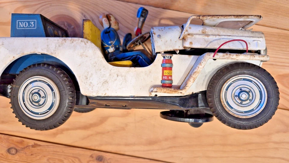 VINTAGE JAPANESE TOY POLICE JEEP BATTERY OPERATED - Image 4 of 4