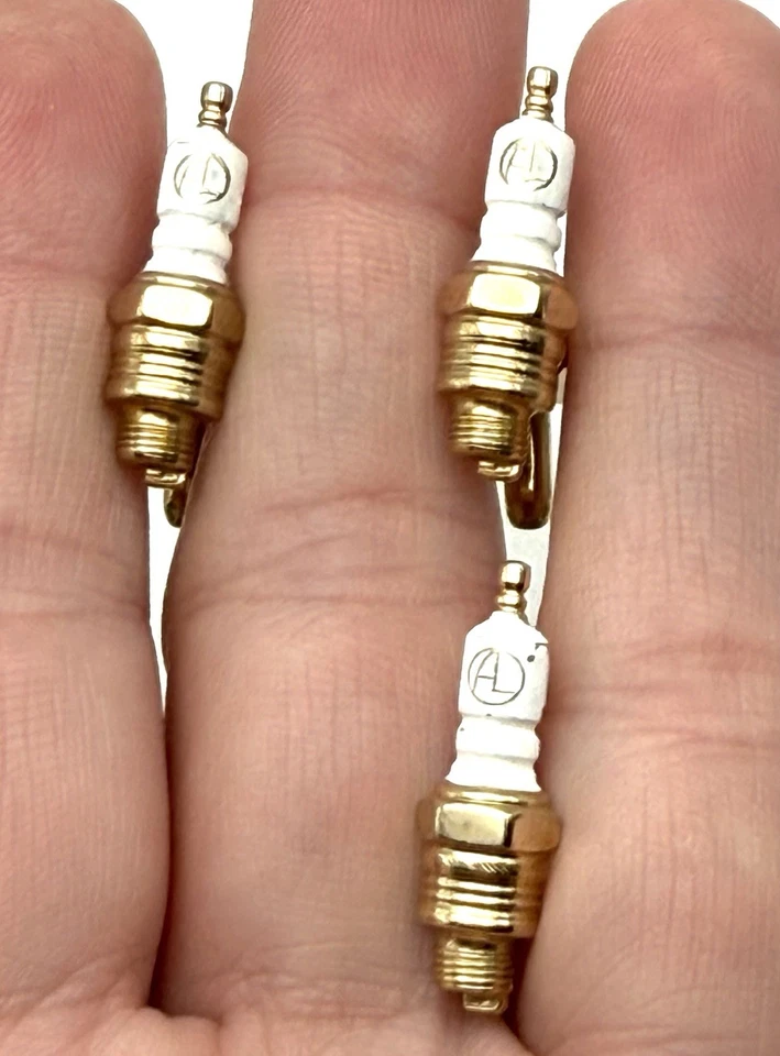 Juego de gemelos y tachuelas de bujía Hickok vintage tono dorado esmalte blanco Foto 2 de 3