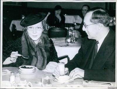 1935 Actress Jocelyn Lee Eats Prunes With James Seymour Vintage Press Photo 6x8