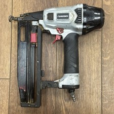 Clavadora neumática Husky DPFN64 16ga 2-1/2" acabado recto PROBADA