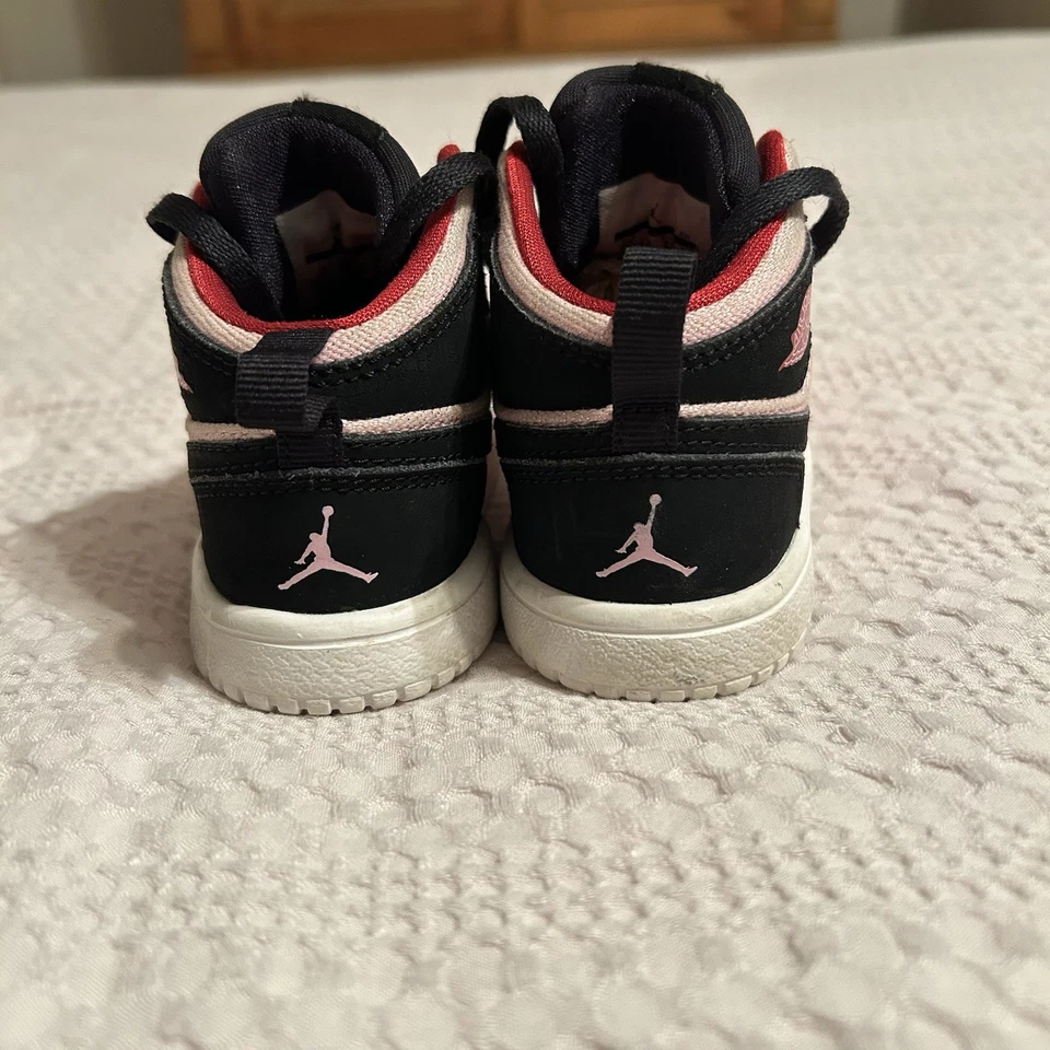 Tenis Nike Air Jordan para niñas pequeñas 5C Foto 4 de 4