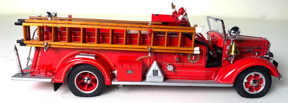 Franklin Mint 1948 Mack Pumper Christmas Firetruck scale 1:32 INV# 2016 - Image 3 of 4