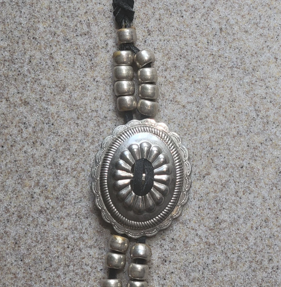 Cinturón envolvente de cuero de gamuza occidental con cordón delgado con 3 colgantes de conchos en tono plateado Foto 3 de 4