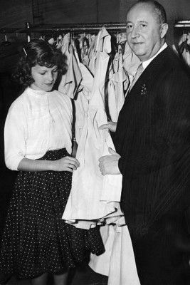 Christian Dior Modedesigner Frankreich zeigt seine neuesten Models - 1955 4x6 Foto