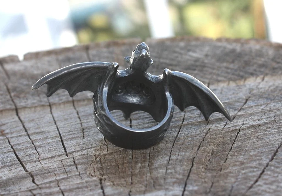 anillo ala murciélago plata negro irc con ojos de rubí Foto 3 de 4