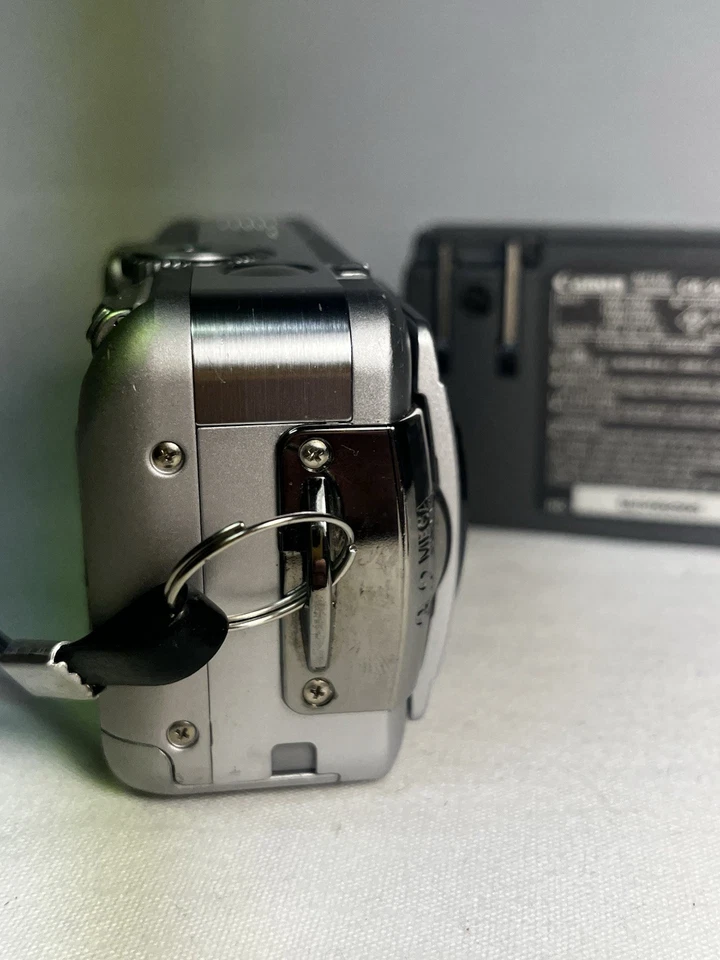 Canon PowerShot S30 3.2MP Digital Camera 3x Optical Zoom Charger•Card•Battery - Image 4 of 4