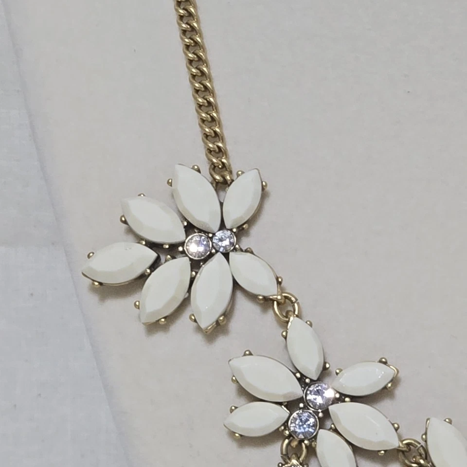 J. Collar Crew Crema y Estrás Declaración Floral Boho Princesa Occidental Foto 4 de 4