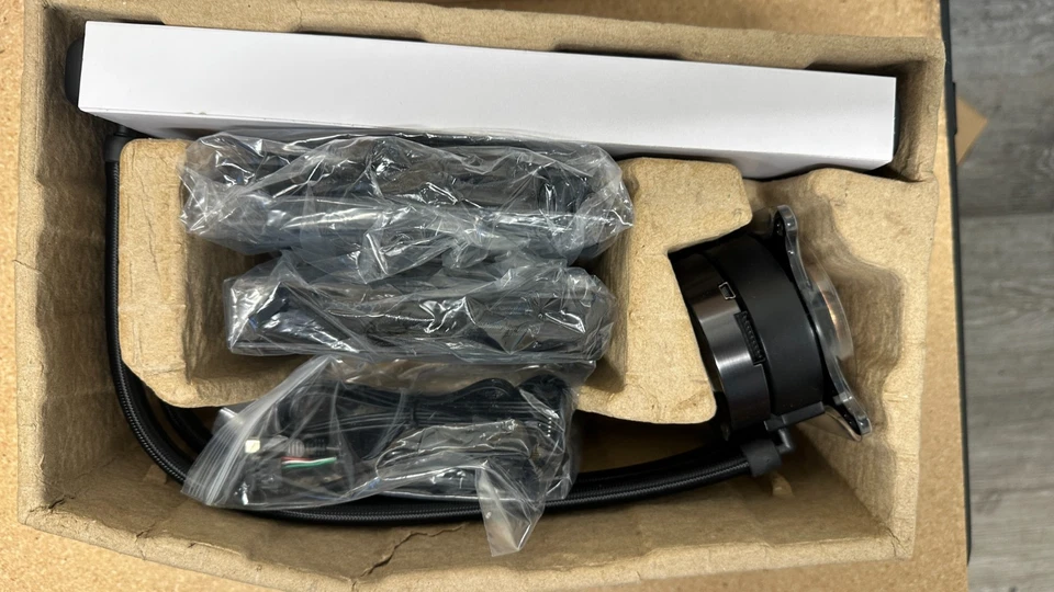 NZXT Kraken X62 280mm - AIO RGB CPU Liquid Cooler - RL-KRX62-02 - Image 3 of 4