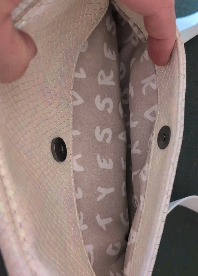 Bolso Bandolera Aimee Kestenberg Cuero Iridiscente Estampado Serpiente Nuevo sin Etiquetas - Precio de venta sugerido por el fabricante $149 Foto 4 de 4