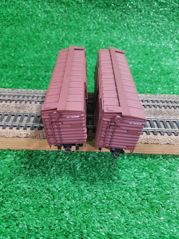 (2) Upgraded Accurail HO Northern Pacific 40' Slide Door Boxcar NP 36098 & 36101 - Image 4 of 4