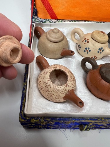 Set of 8 Chinese hand made miniature zisha - purple sand teapots - Picture 5 of 17