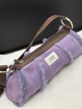 Borsa a tracolla UGG Australia viola con bordo in shearling marrone foderata con cinturino in pelle