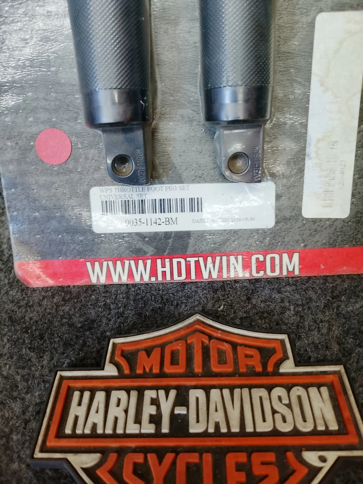 HARLEY DAVIDSON ESTRIBERAS ACELERADOR DISCO DURO, JUEGO UNIVERSAL, NEGRO 0035-1142-BM Foto 2 de 4