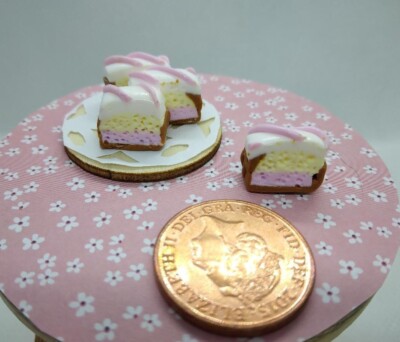 Puppenstubenessen: 4 Miniatur Engel Kuchen Scheiben Brett + Deckchen 1/12 Handarbeit