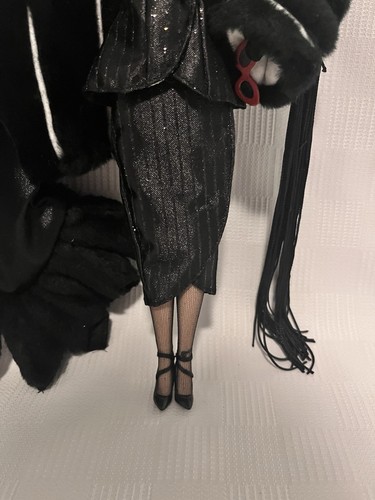 Muñeca Disney Cruella De Vil Power in Pinstripes 101 Dálmatas Grandes Villanos - Imagen 5 de 13