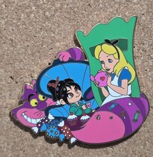 Pin de fantasía Alicia en el país de las maravillas Vanellope y Cheshire con Alicia