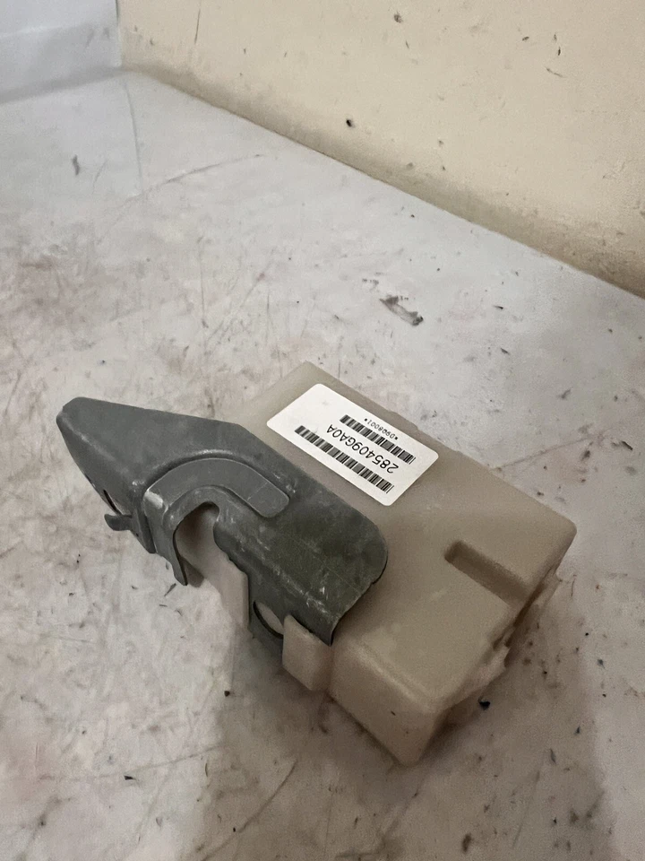 2014 Nissan TITAN Shift Lock Control Module 28540-9GA0A OEM - Imagem 3 de 4