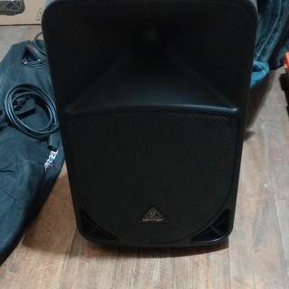 Behringer Eurolive B110D Cassa PA attiva 300W 10" nera con borsa cavo