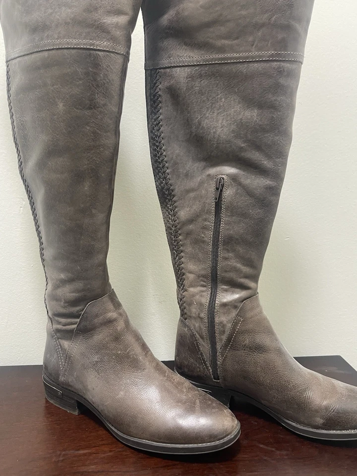 Bota de montar Vince Camuto para mujer de cuero gris sobre la rodilla talla 8,5 pantorrilla ancha Foto 3 de 4