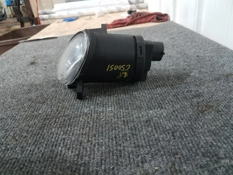 Luz antiniebla izquierda para conductores Volkswagen Passat 2001-05 - montada en parachoques Foto 3 de 4