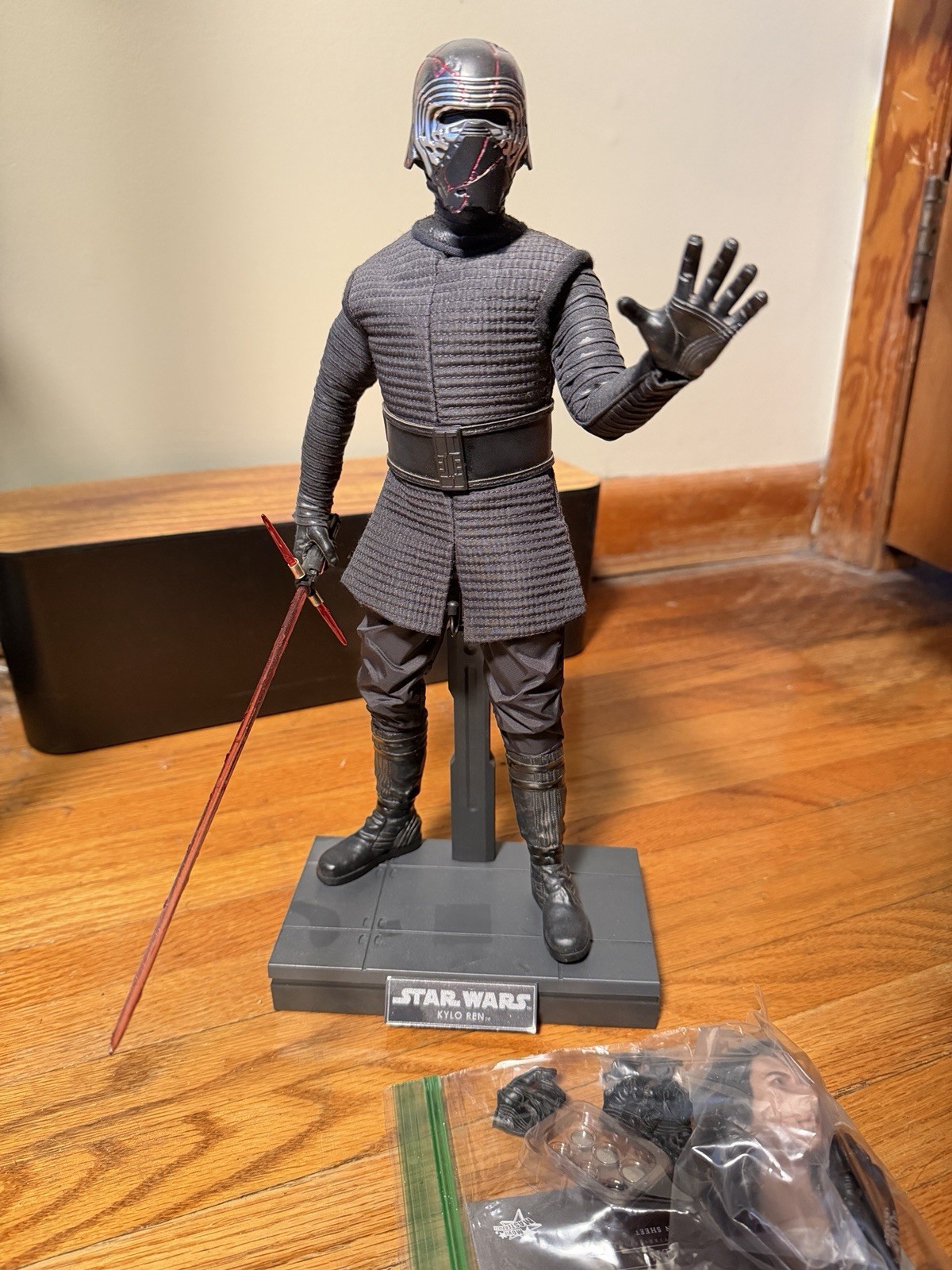 Hot Toys MMS560 Kylo Ren 1/6 Figure Star Wars The Rise of Skywalker