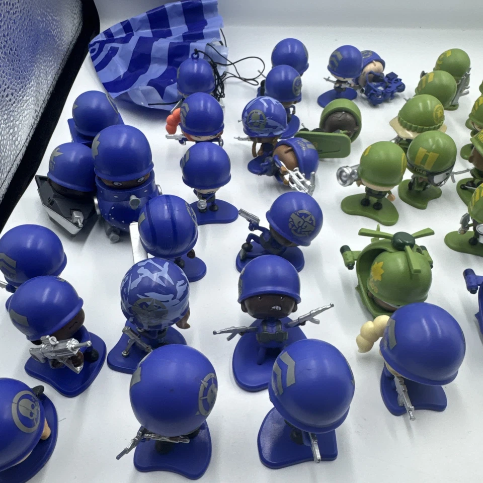 MGA Awesome Little Green Men Lot of 42 Figures |16-Green|23-Blue|3-Tan Foto 2 de 4