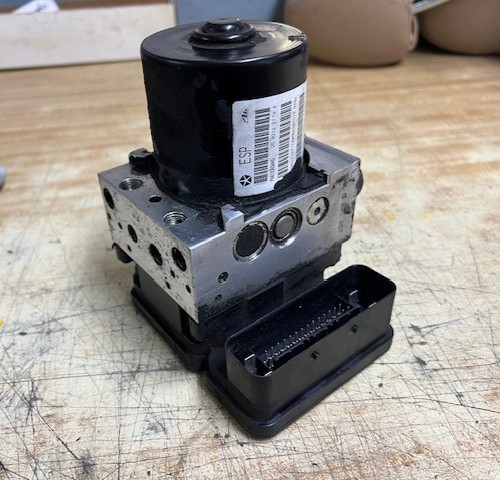 2014-2016 Dodge Truck Ram 1500 ABS Anti-Lock Brake Pump Assembly Used