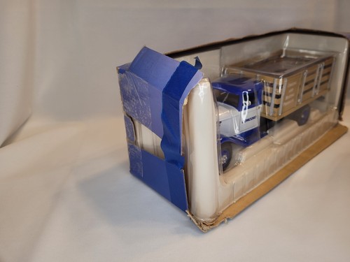 ARMSTRONG AIR CONDITIONING CROWN PREMIUM 1934 FORD STAKE BED TRUCK 1:24 TOY - Picture 13 of 15