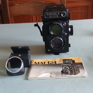Yashica Mat 124G TLR moyen format noir pare soleil manuel