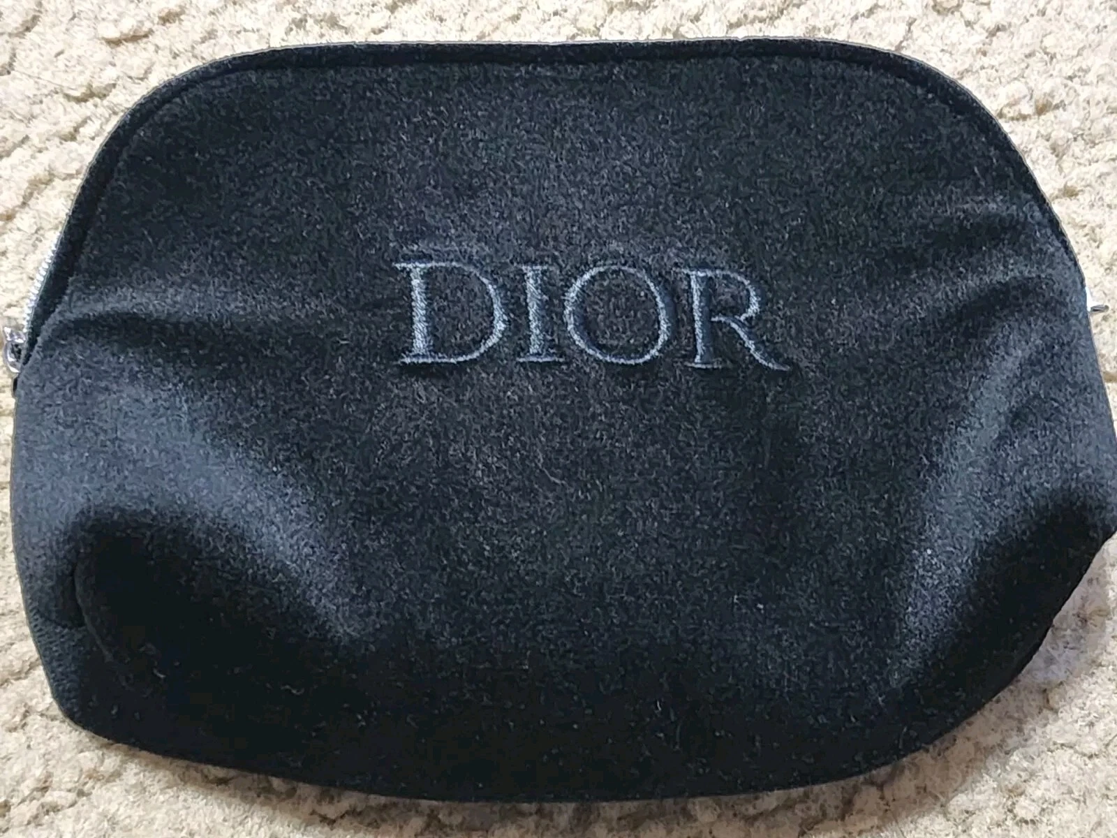 Pochette cosmétique DIOR noire avec logo brodé velours élégant 2