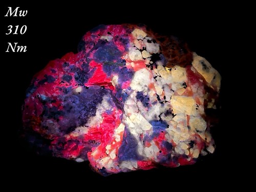 Fluoreszierender Sodalith kombiniert mit Marialit Skapolith & Calcit Erstaunliches Stück