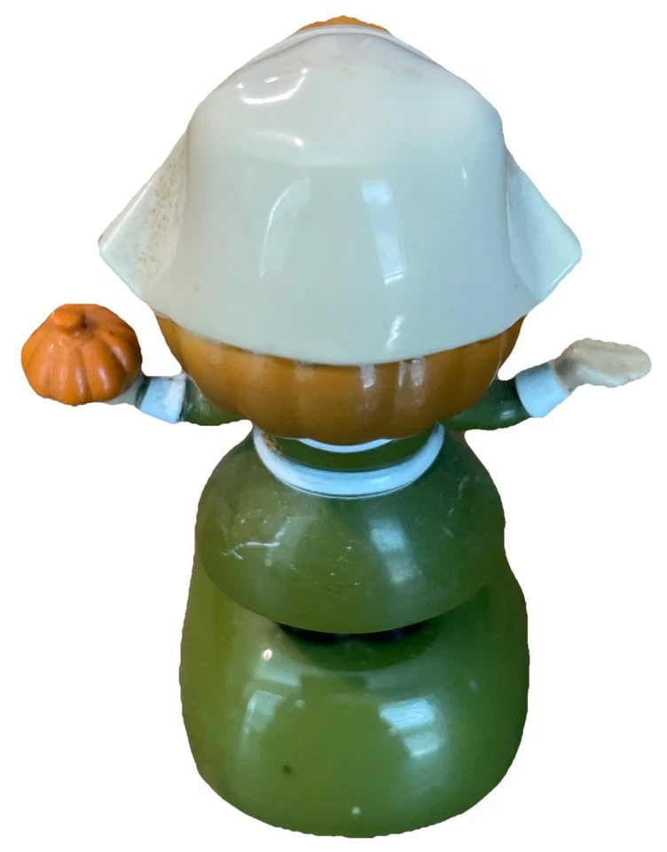 Niña peregrina de acción de gracias de otoño con energía solar Foto 3 de 4