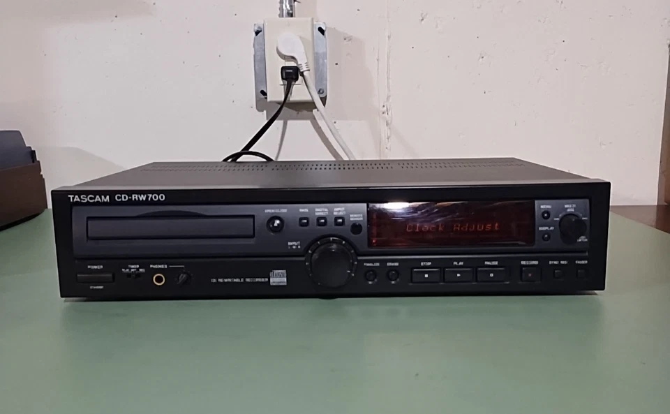 Tascam CD-RW700 schwarz professioneller CD wiederbeschreibbarer Recorder