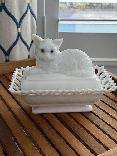 Vintage Westmoreland Milk Glass  Cat On Nest W Blue Eyes Rectangle Candy Dish