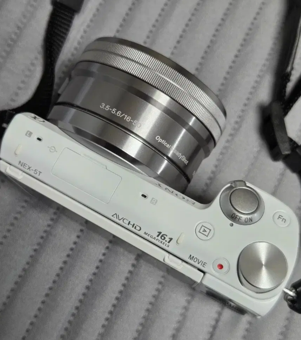 Sony Alpha NEX-5T 16.1MP Digital Camera - Silver (Kit w/ E PZ OSS