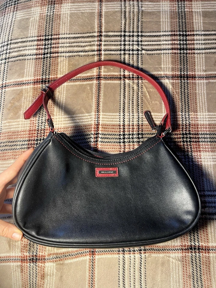 Bolsa de ombro de couro preta com alça ajustável NINE & COMPANY - Imagem 2 de 4