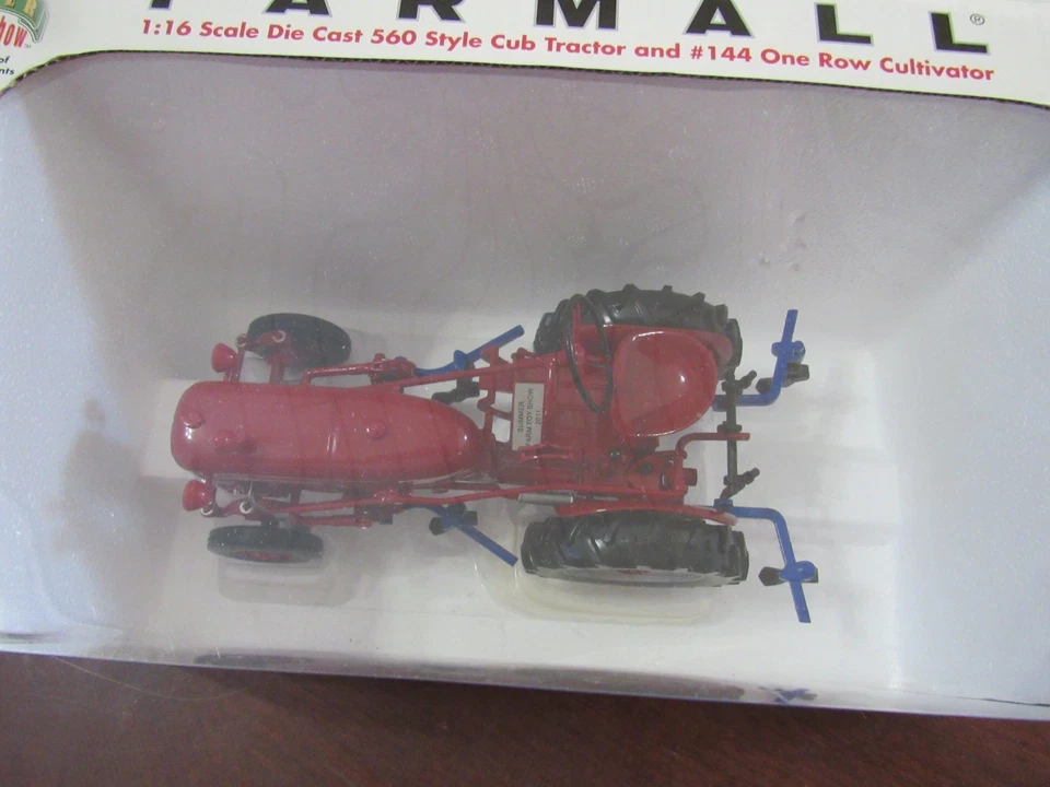 SPECCAST 1/16 #ZJD 1675 FARMALL CUB 560 TRACTOR & #144 ONE ROW CULTIVATOR - NIB - Image 4 of 4