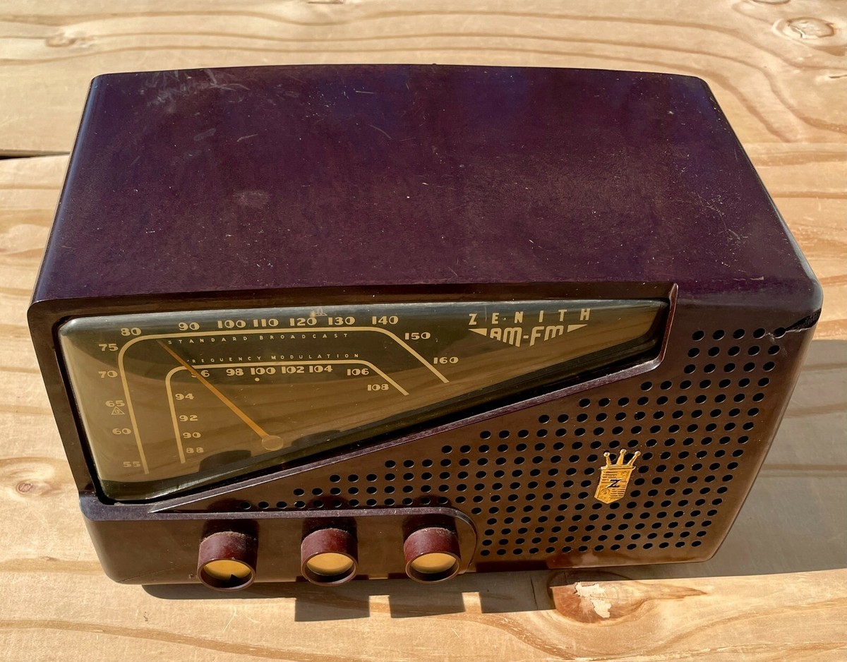Vintage Zenith AM-FM Radio Model No. 7H822-Z Tube Bakelite Vintage Zenith AM-FM Radio Model No. 7H822-Z Tube Bakelite