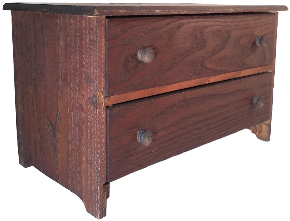 EARLY 20TH C AMERICAN TRAMP ART ANTIQUE SM HOMEMADE DARK STND OAK 2-DRAWER CHEST - Image 4 of 4