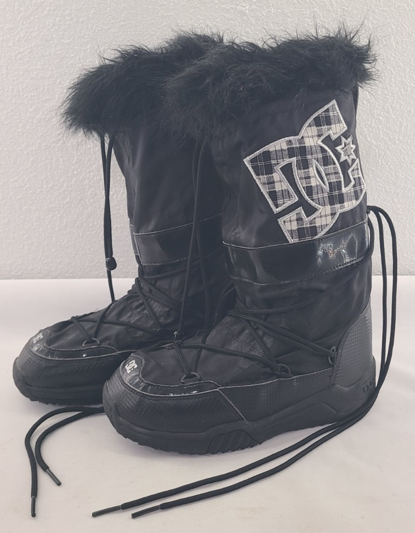 Y2K DC Chalet Snow Boots Black Faux Fur Trim Plaid Pattern 301818