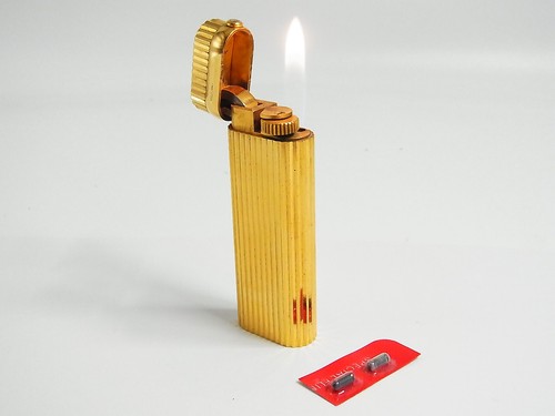 Working Cartier Gas Lighter 1p Gem Gold Godron With Genuine 2 pcs flint