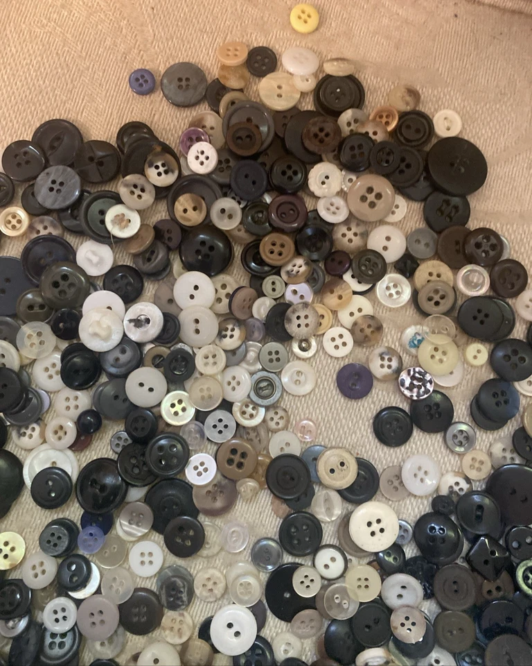 Mixed Bulk Buttons for Crafts/Sewing Lots of Vintage and New Buttons half pound+ - Image 4 of 4
